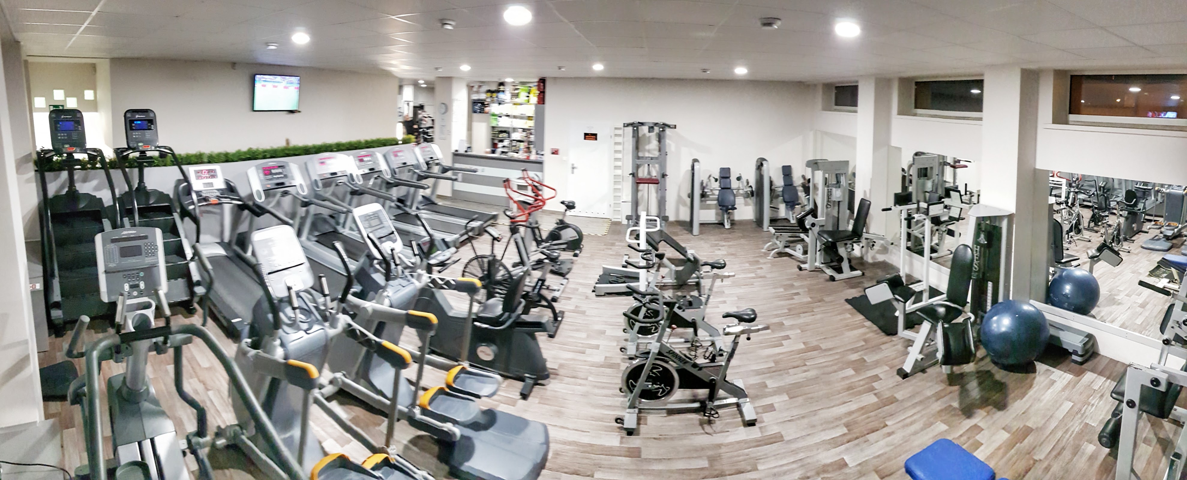Hala cardio w Body Center, rzędy bieżni, orbitreków i rowerków