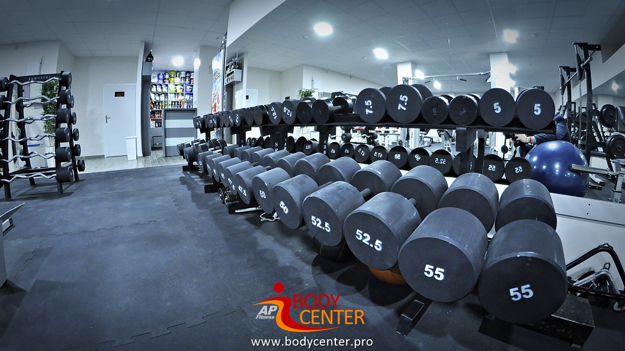 Stojaki z hantlami od 5 do 55 kilogramów w strefie siłowej Body Center